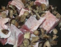 Индейка, запеченная с грибами и сыром в духовке Филе индейки с грибами запеченная в духовке